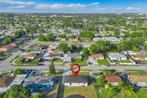 Casa en venta en Miami Gardens, Florida, 3 dormitorios, 94.2 m2 № 1974137 - foto 25