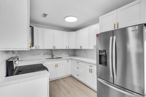 Casa en venta en Miami Gardens, Florida, 3 dormitorios, 94.2 m2 № 1974137 - foto 11