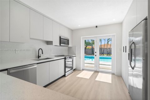 House in Hialeah, Florida 4 bedrooms, 141.21 sq.m. № 1952859 - photo 7
