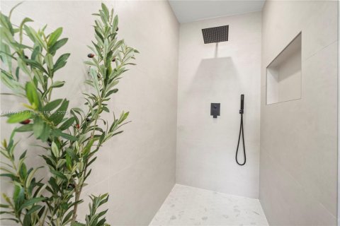 House in Hialeah, Florida 4 bedrooms, 141.21 sq.m. № 1952859 - photo 22
