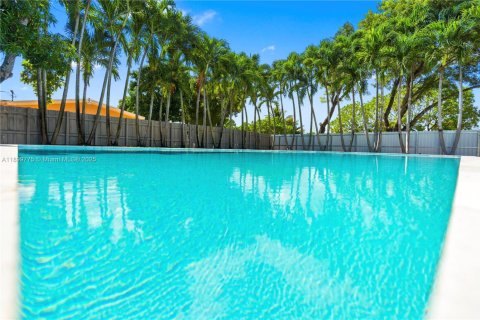Casa en venta en Hialeah, Florida, 4 dormitorios, 141.21 m2 № 1952859 - foto 1