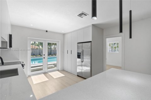 House in Hialeah, Florida 4 bedrooms, 141.21 sq.m. № 1952859 - photo 8