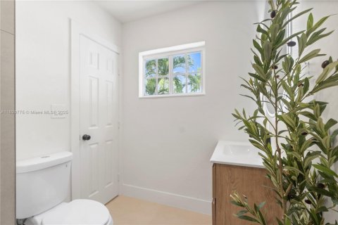 House in Hialeah, Florida 4 bedrooms, 141.21 sq.m. № 1952859 - photo 23