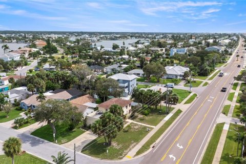 Casa en venta en Belleair Beach, Florida, 3 dormitorios, 181.35 m2 № 1912520 - foto 3