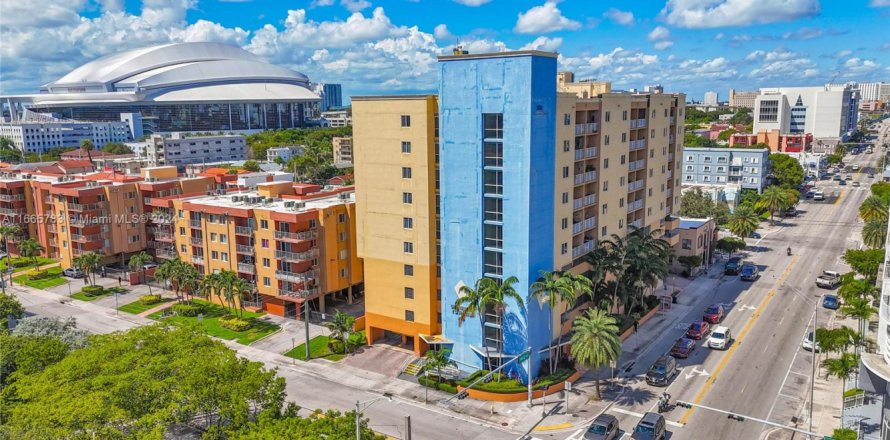 Condominio en Miami, Florida, 1 dormitorio № 1859675