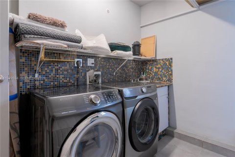 Villa ou maison à vendre à Hollywood, Floride: 3 chambres, 152.73 m2 № 1997457 - photo 25