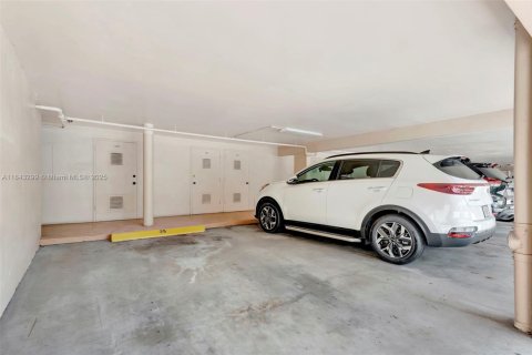 Condo in Plantation, Florida, 2 bedrooms  № 1839144 - photo 23