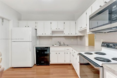 Condo in Plantation, Florida, 2 bedrooms  № 1839144 - photo 7