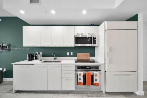 Condo in Miami, Florida, 1 bedroom № 1972508 - photo 3