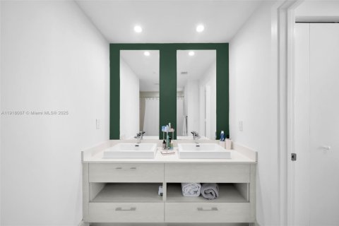 Condo in Miami, Florida, 1 bedroom № 1972508 - photo 16
