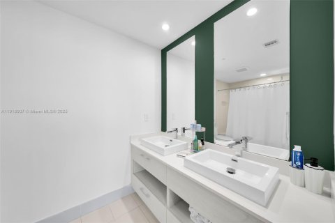 Condo in Miami, Florida, 1 bedroom № 1972508 - photo 13