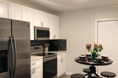 Villa ou maison à louer à Fort Lauderdale, Floride: 2 chambres, 78.97 m2 № 2045498 - photo 2