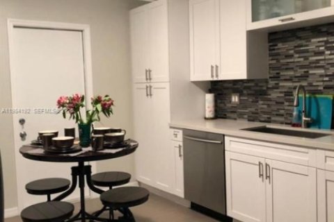 Villa ou maison à louer à Fort Lauderdale, Floride: 2 chambres, 78.97 m2 № 2045498 - photo 3