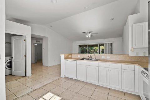 House in Lehigh Acres, Florida 3 bedrooms, 118.17 sq.m. № 2217540 - photo 13