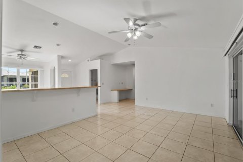 House in Lehigh Acres, Florida 3 bedrooms, 118.17 sq.m. № 2217540 - photo 27
