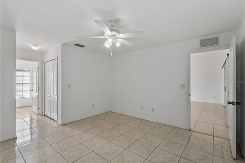 House in Lehigh Acres, Florida 3 bedrooms, 118.17 sq.m. № 2217540 - photo 14