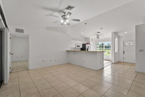 House in Lehigh Acres, Florida 3 bedrooms, 118.17 sq.m. № 2217540 - photo 12