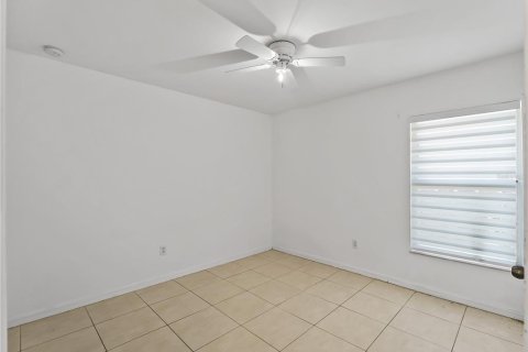 House in Lehigh Acres, Florida 3 bedrooms, 118.17 sq.m. № 2217540 - photo 17