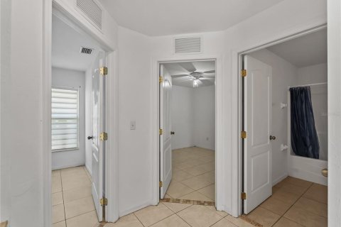 House in Lehigh Acres, Florida 3 bedrooms, 118.17 sq.m. № 2217540 - photo 25