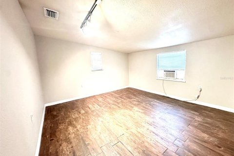 House in Saint Petersburg, Florida 2 bedrooms, 62.43 sq.m. № 2210391 - photo 4