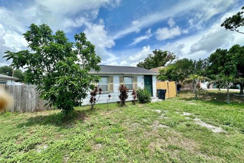 House in Saint Petersburg, Florida 2 bedrooms, 62.43 sq.m. № 2210391