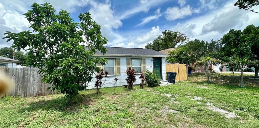 House in Saint Petersburg, Florida 2 bedrooms, 62.43 sq.m. № 2210391
