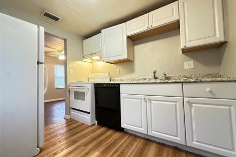 House in Saint Petersburg, Florida 2 bedrooms, 62.43 sq.m. № 2210391 - photo 3
