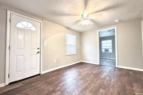 House in Saint Petersburg, Florida 2 bedrooms, 62.43 sq.m. № 2210391 - photo 2