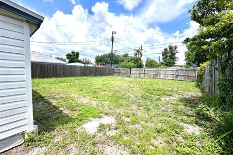 House in Saint Petersburg, Florida 2 bedrooms, 62.43 sq.m. № 2210391 - photo 9