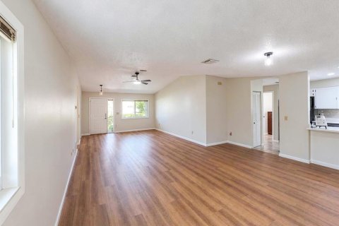 House in Palm Coast, Florida 3 bedrooms, 155.43 sq.m. № 2199844 - photo 12