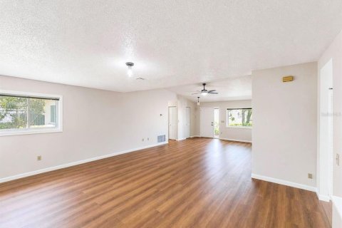 House in Palm Coast, Florida 3 bedrooms, 155.43 sq.m. № 2199844 - photo 6