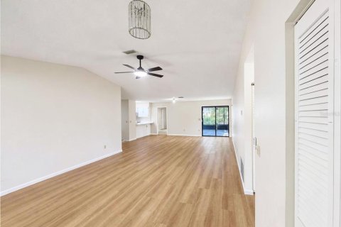 House in Palm Coast, Florida 3 bedrooms, 155.43 sq.m. № 2199844 - photo 17