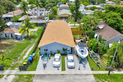 Commercial property in Dania Beach, Florida 236.71 sq.m. № 1939594 - photo 1