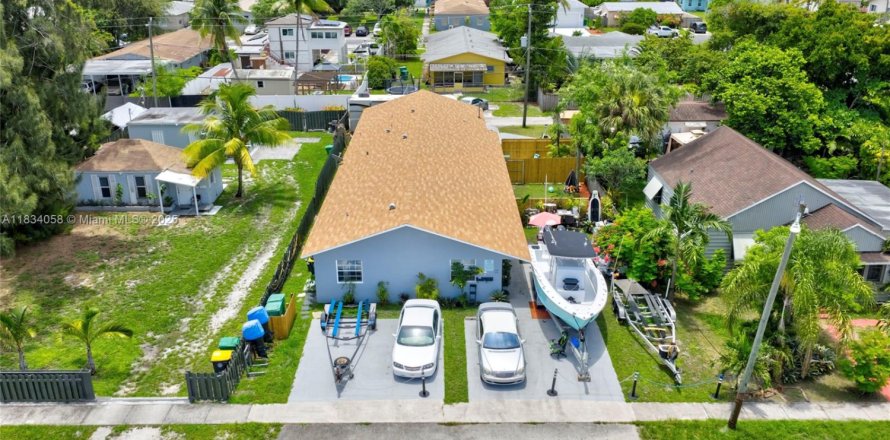 Commercial property in Dania Beach, Florida 236.71 sq.m. № 1939594