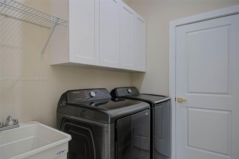 Купить виллу или дом в Лихай-Эйкерс, Флорида 4 спальни, 152.27м2, № 1700562 - фото 24