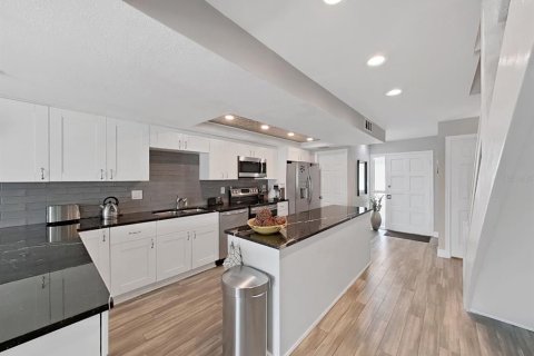 Townhouse in Dunedin, Florida 2 bedrooms, 119.84 sq.m. № 2230579 - photo 11