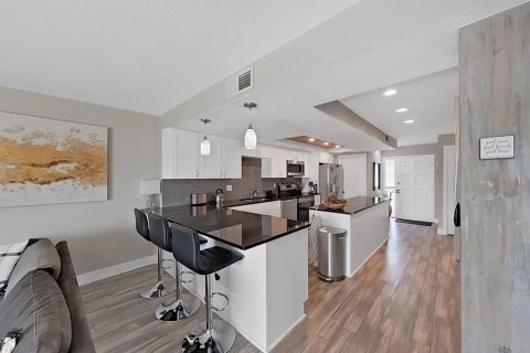 Townhouse in Dunedin, Florida 2 bedrooms, 119.84 sq.m. № 2230579 - photo 16