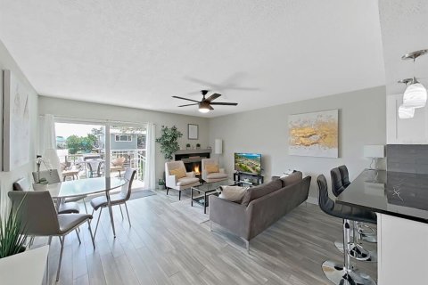 Townhouse in Dunedin, Florida 2 bedrooms, 119.84 sq.m. № 2230579 - photo 15