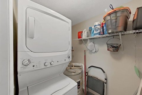 Townhouse in Dunedin, Florida 2 bedrooms, 119.84 sq.m. № 2230579 - photo 14