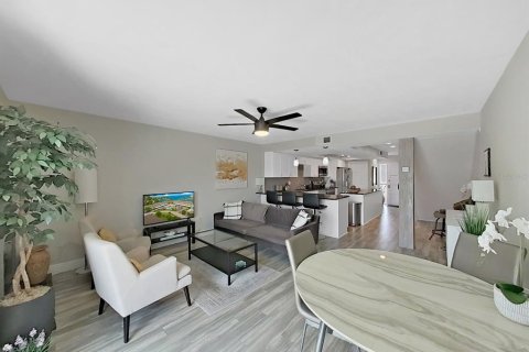 Townhouse in Dunedin, Florida 2 bedrooms, 119.84 sq.m. № 2230579 - photo 20