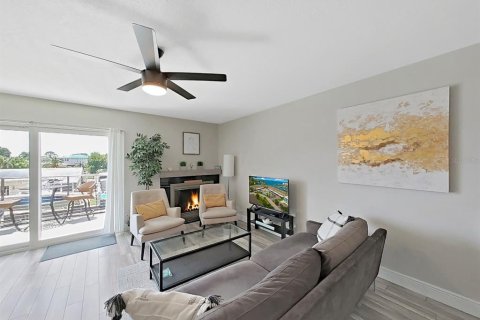 Townhouse in Dunedin, Florida 2 bedrooms, 119.84 sq.m. № 2230579 - photo 17