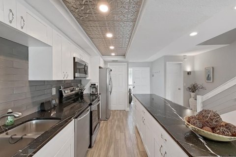 Townhouse in Dunedin, Florida 2 bedrooms, 119.84 sq.m. № 2230579 - photo 13