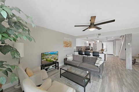 Townhouse in Dunedin, Florida 2 bedrooms, 119.84 sq.m. № 2230579 - photo 21