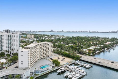 Condo in North Bay Village, Florida, 1 bedroom № 2030937 - photo 18