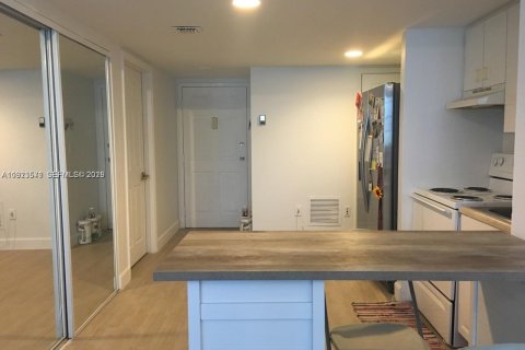 Condominio en venta en Miami, Florida, 61.22 m2 № 1982064 - foto 7