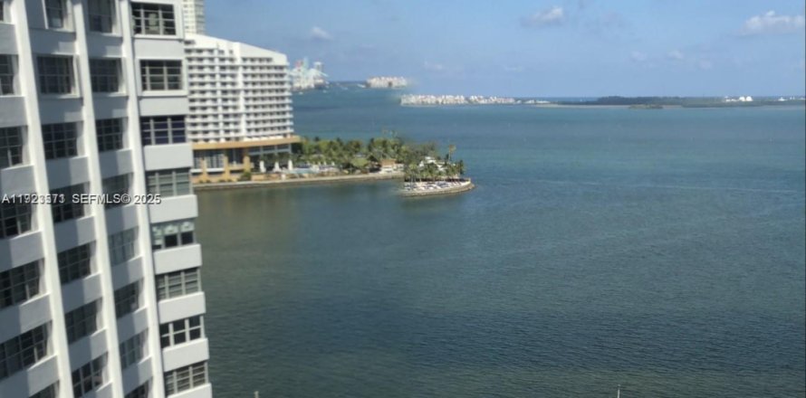 Estudio en el Condominio en Miami, Florida  № 1982064