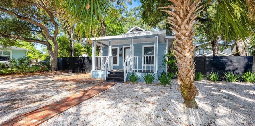 House in Saint Petersburg, Florida 3 bedrooms, 80.64 sq.m. № 2227796