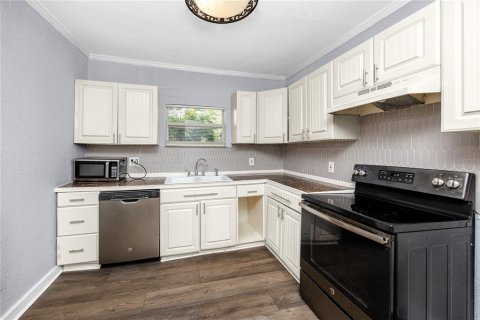 House in Saint Petersburg, Florida 3 bedrooms, 80.64 sq.m. № 2227796 - photo 5