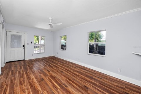 House in Saint Petersburg, Florida 3 bedrooms, 80.64 sq.m. № 2227796 - photo 3