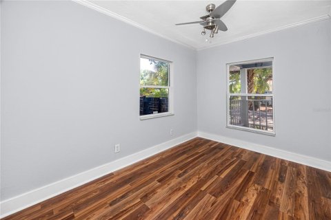 House in Saint Petersburg, Florida 3 bedrooms, 80.64 sq.m. № 2227796 - photo 19